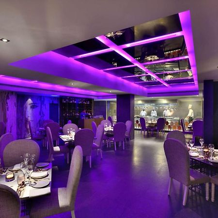 Radisson Blu Atria Bengaluru Bangalore Exterior foto The interior of the restaurant