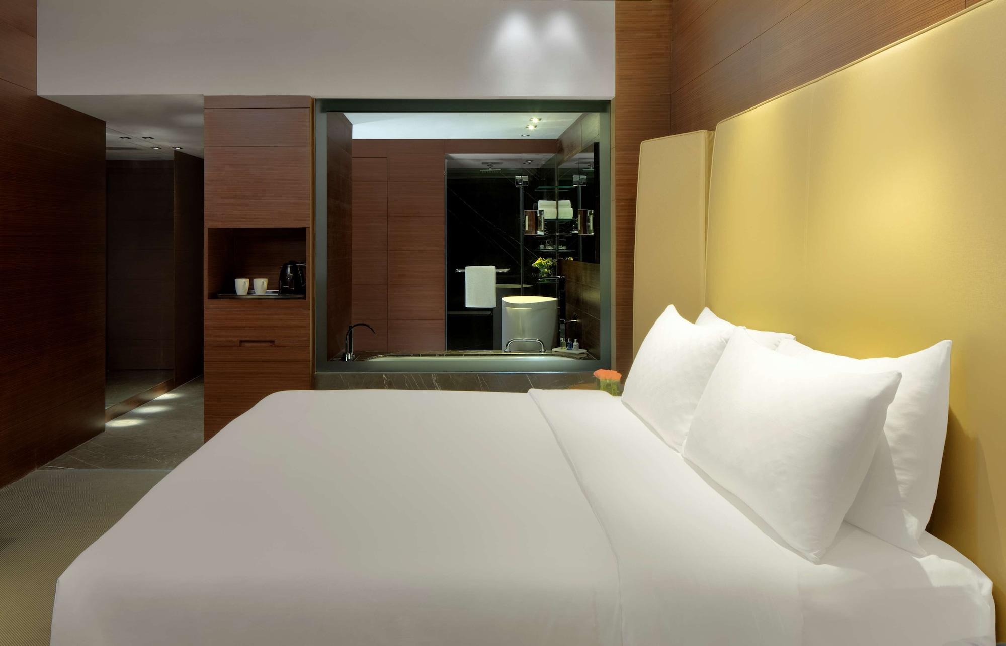 Radisson Blu Atria Bengaluru Bangalore Exterior foto A room at the hotel