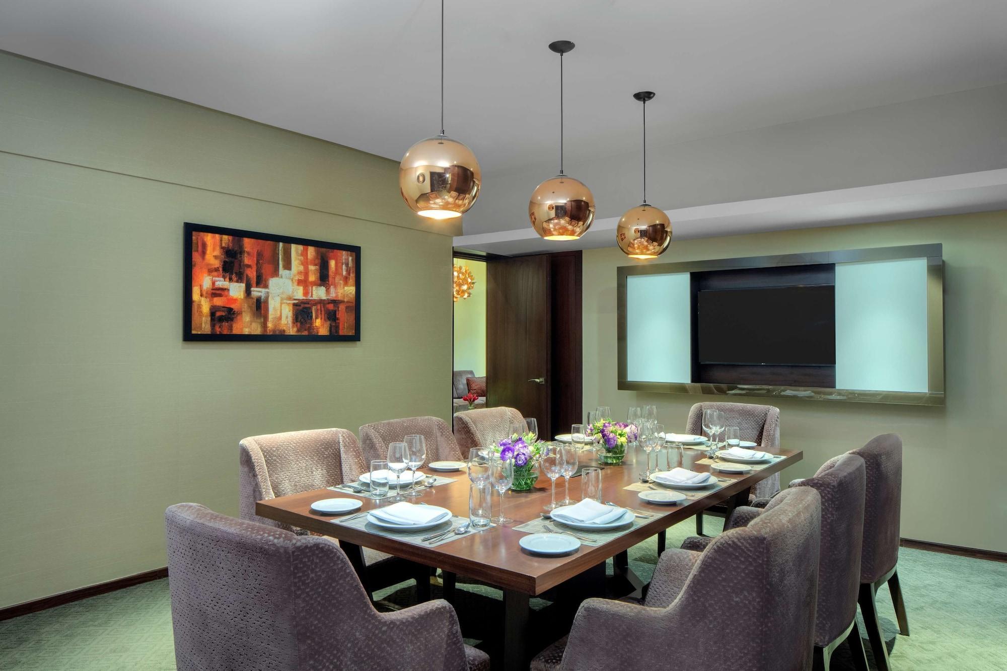 Radisson Blu Atria Bengaluru Bangalore Exterior foto A private dining room at the hotel
