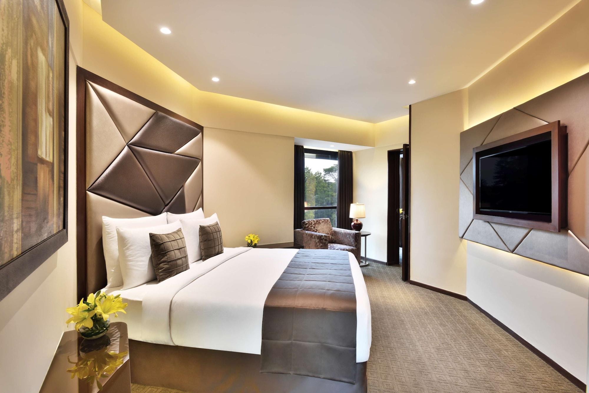 Radisson Blu Atria Bengaluru Bangalore Exterior foto A room at the hotel
