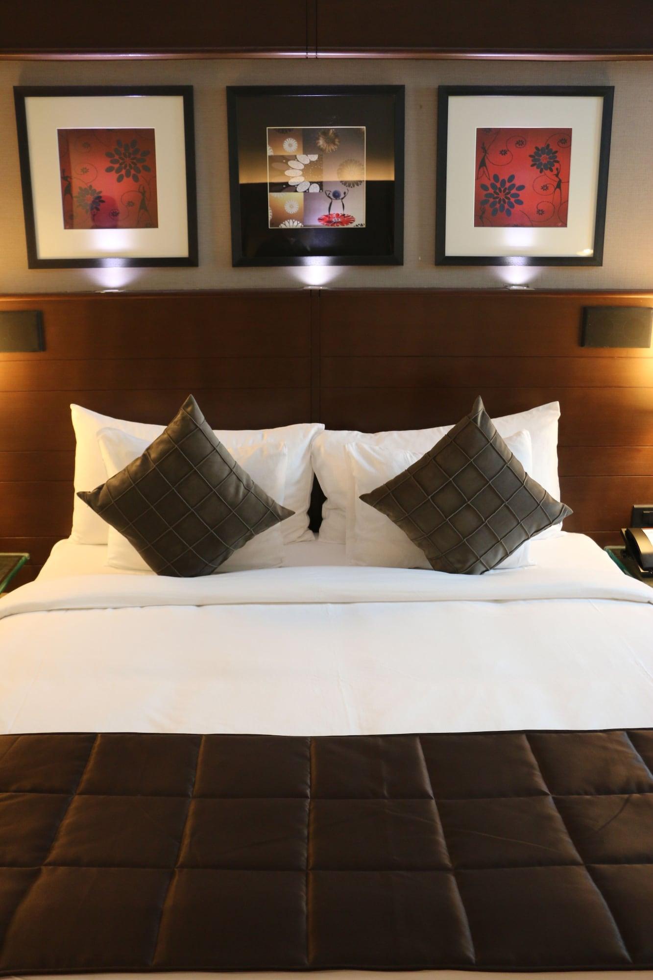 Radisson Blu Atria Bengaluru Bangalore Exterior foto A bed with cushions
