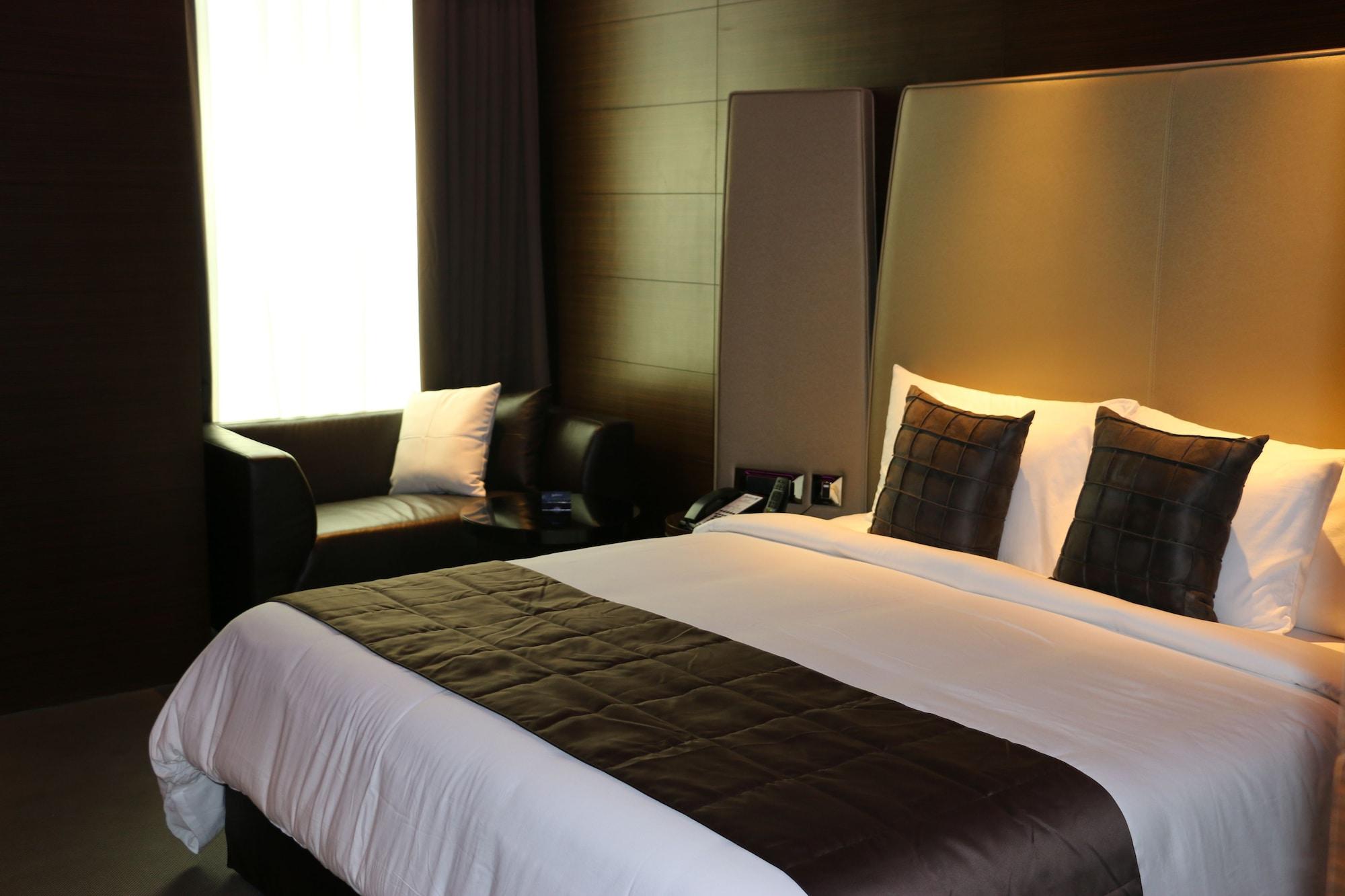 Radisson Blu Atria Bengaluru Bangalore Exterior foto A bedroom at the hotel