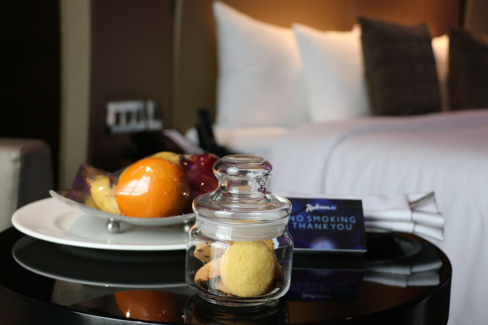 Radisson Blu Atria Bengaluru Bangalore Exterior foto A fruit plate in a hotel room