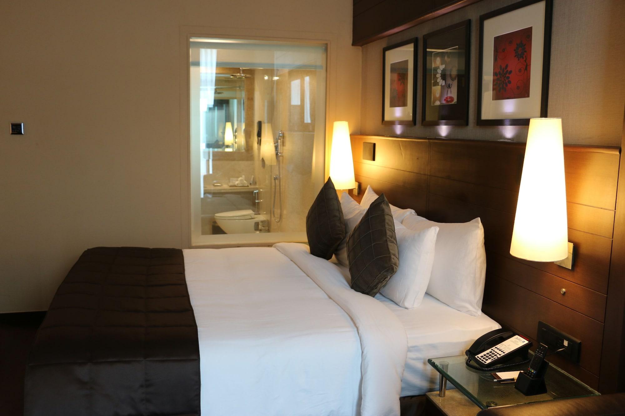Radisson Blu Atria Bengaluru Bangalore Exterior foto A room at the hotel