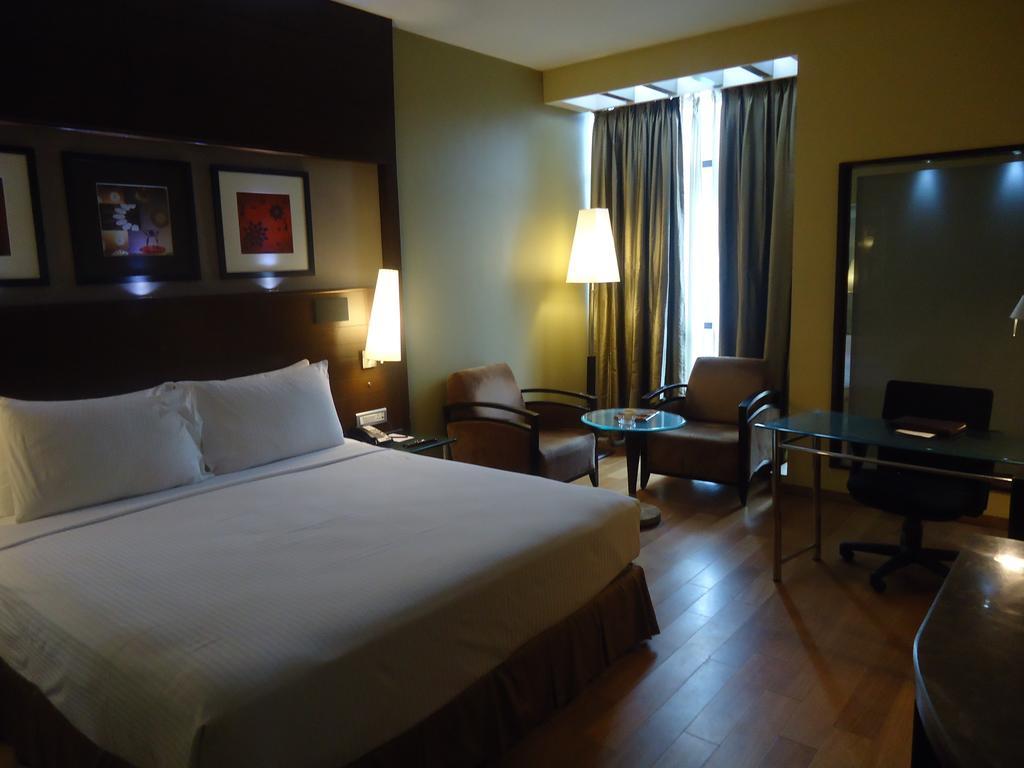 Radisson Blu Atria Bengaluru Bangalore Exterior foto A room at the hotel