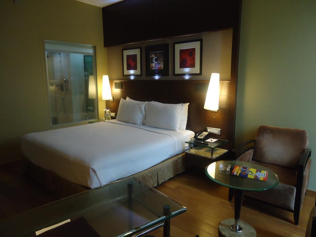Radisson Blu Atria Bengaluru Bangalore Exterior foto A room at the hotel
