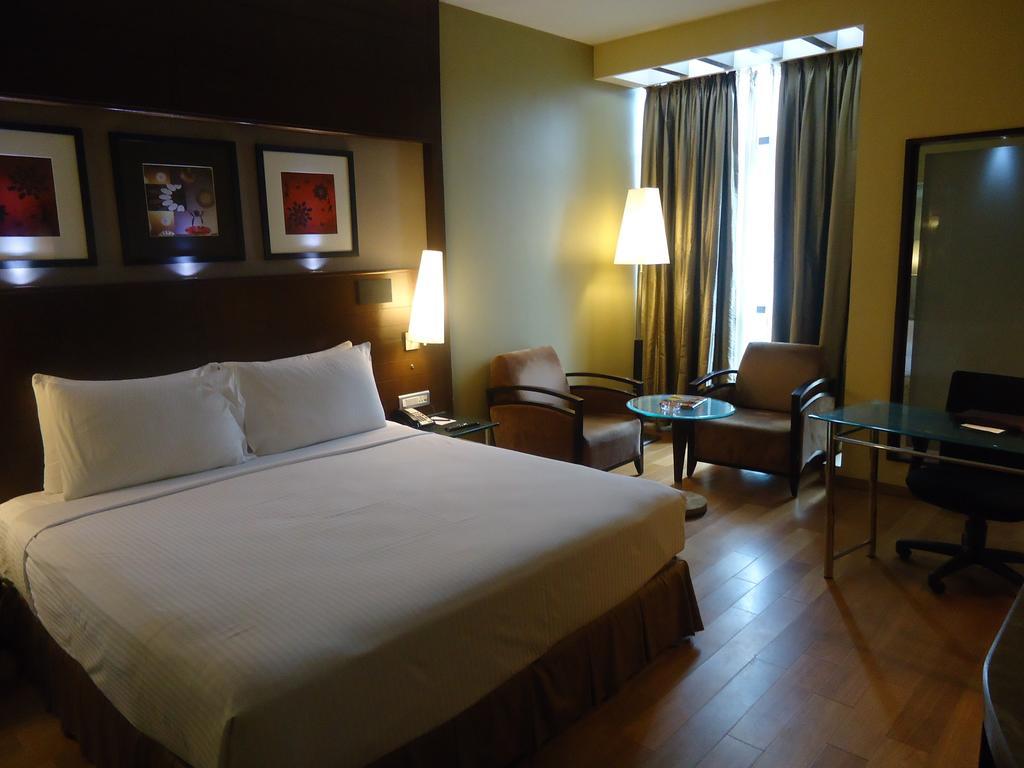 Radisson Blu Atria Bengaluru Bangalore Exterior foto A room at the hotel