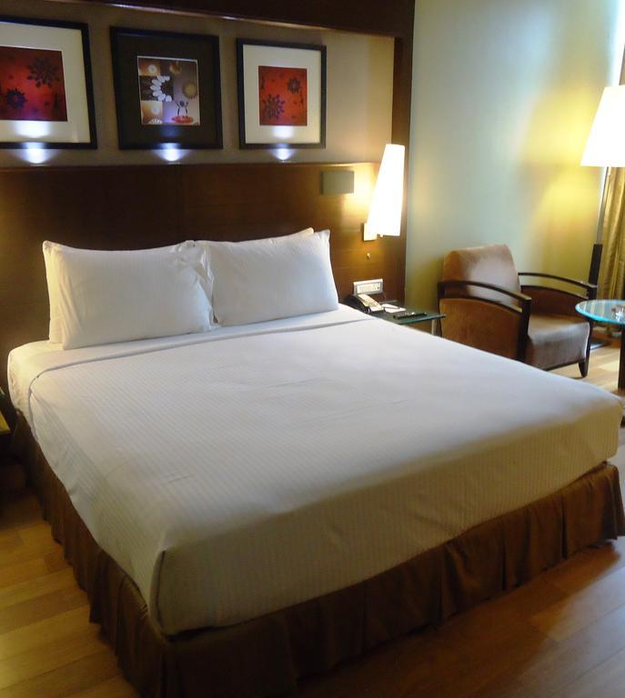 Radisson Blu Atria Bengaluru Bangalore Exterior foto A double bed