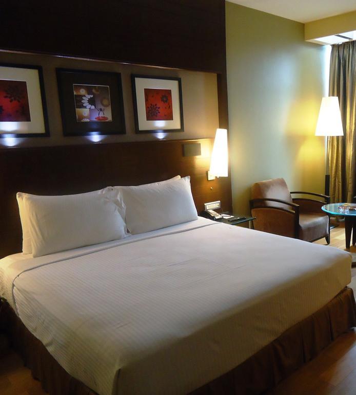 Radisson Blu Atria Bengaluru Bangalore Exterior foto A room at the Taj Bengal