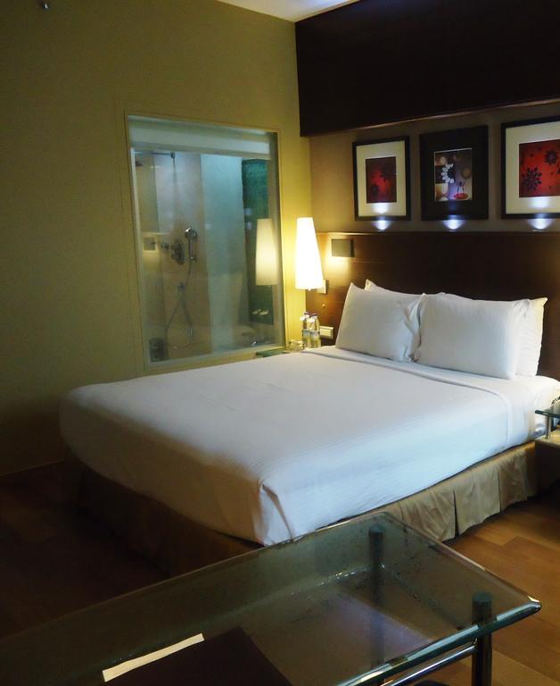 Radisson Blu Atria Bengaluru Bangalore Exterior foto A room at the hotel