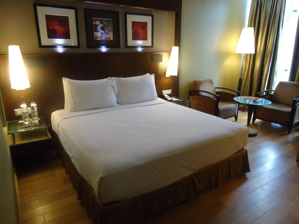 Radisson Blu Atria Bengaluru Bangalore Quarto foto A room at the hotel