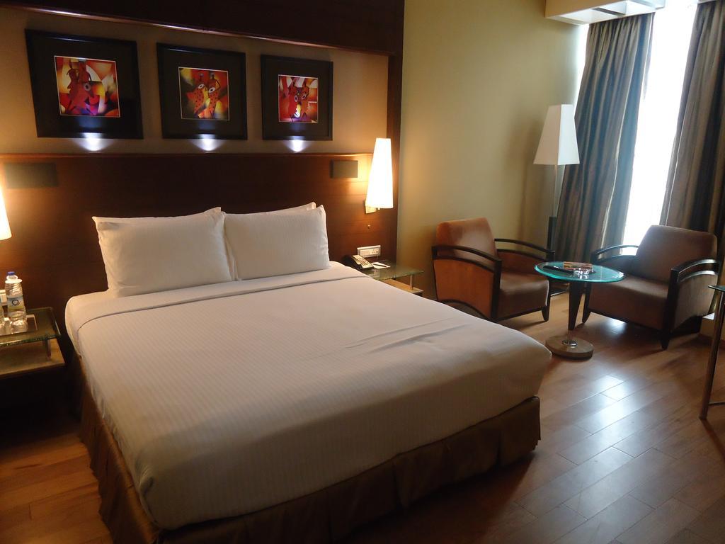 Radisson Blu Atria Bengaluru Bangalore Quarto foto A room at the hotel