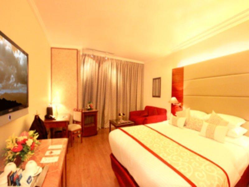 Radisson Blu Atria Bengaluru Bangalore Exterior foto A room at the hotel