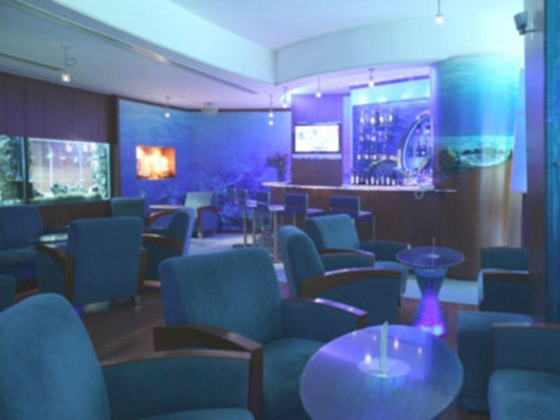 Radisson Blu Atria Bengaluru Bangalore Exterior foto The lounge at the airport