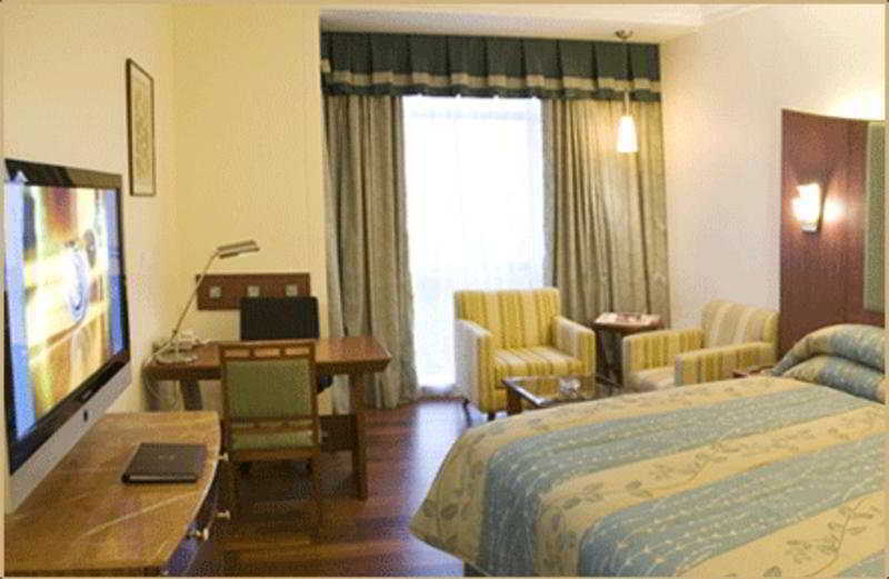 Radisson Blu Atria Bengaluru Bangalore Exterior foto A room at the hotel