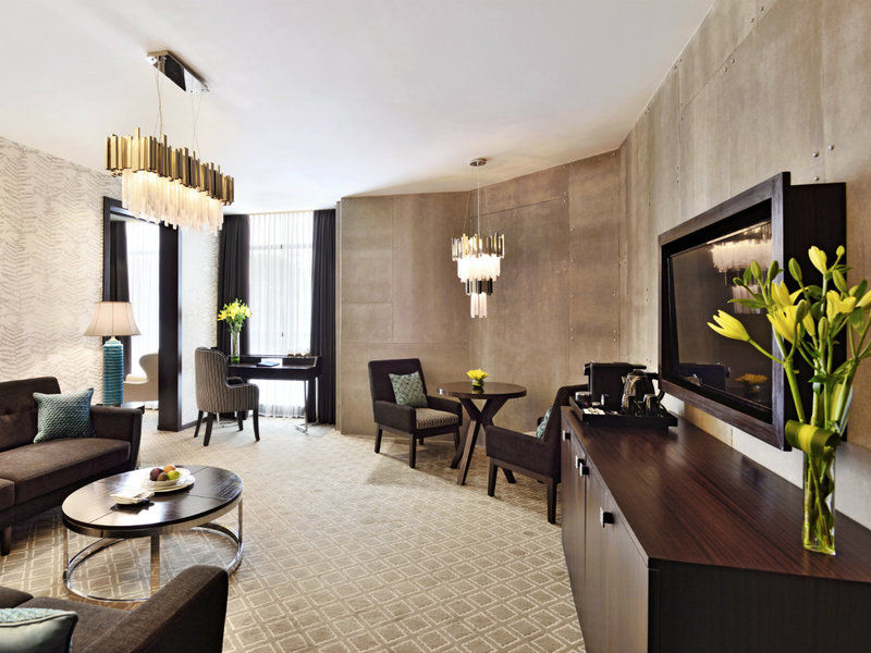 Radisson Blu Atria Bengaluru Bangalore Exterior foto A suite at the hotel