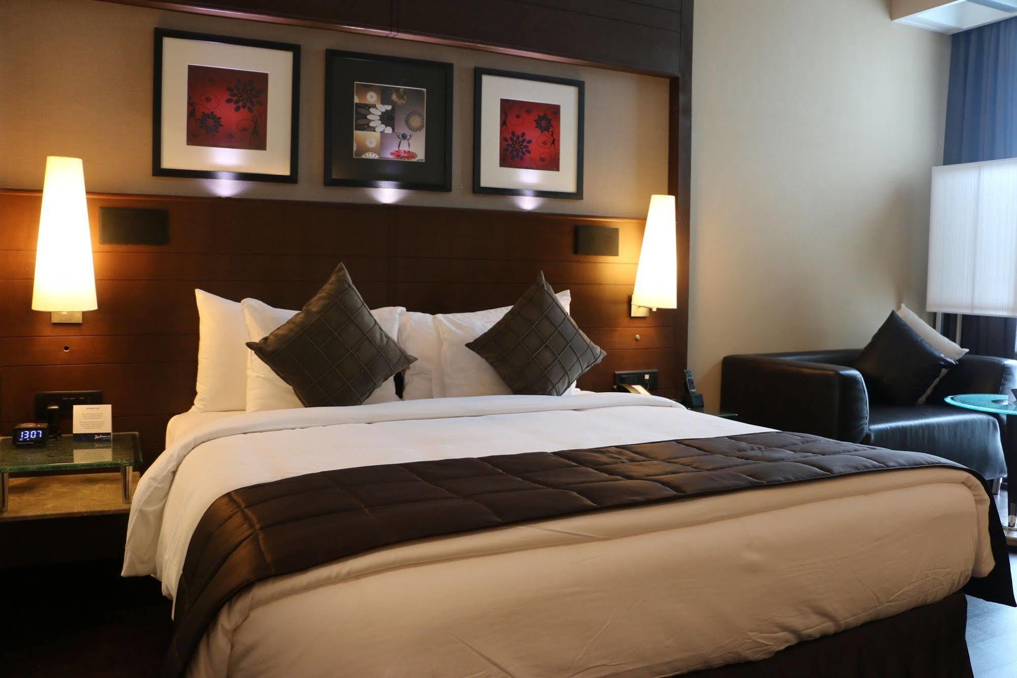 Radisson Blu Atria Bengaluru Bangalore Exterior foto A room at the hotel