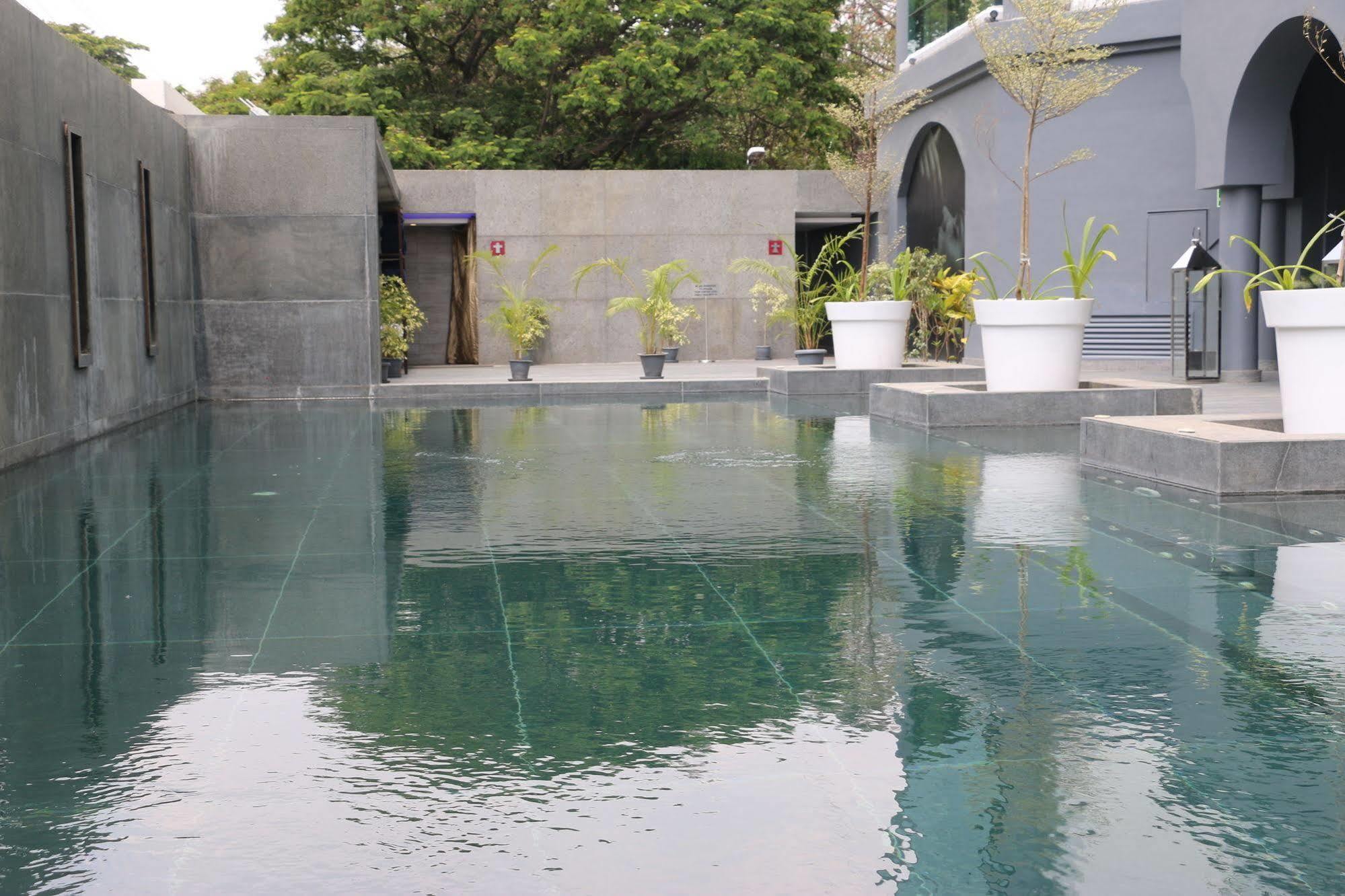 Radisson Blu Atria Bengaluru Bangalore Exterior foto The swimming pool at the hotel