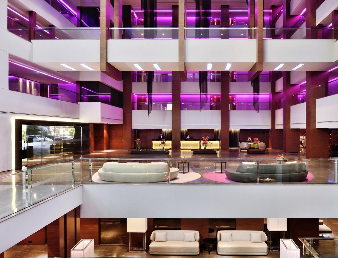 Radisson Blu Atria Bengaluru Bangalore Exterior foto The lobby of the W London