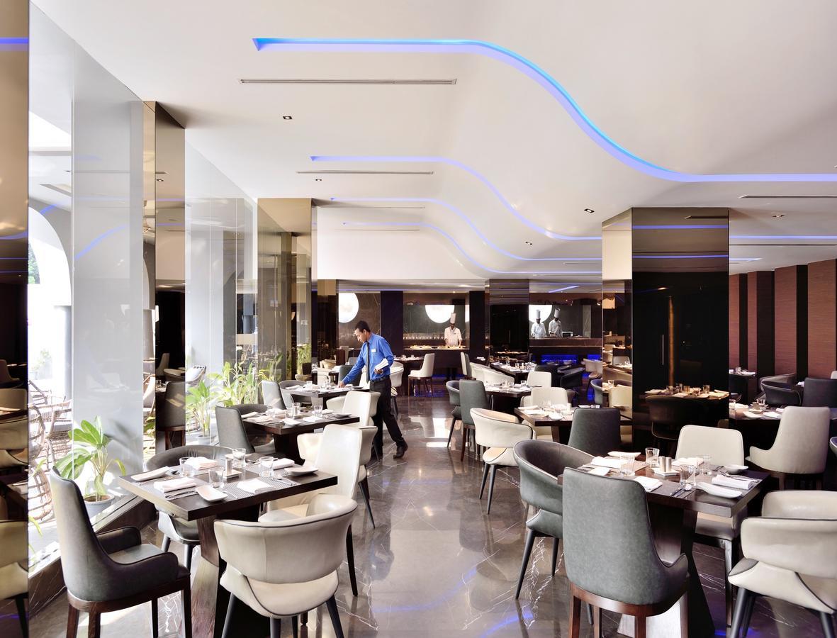 Radisson Blu Atria Bengaluru Bangalore Exterior foto The restaurant