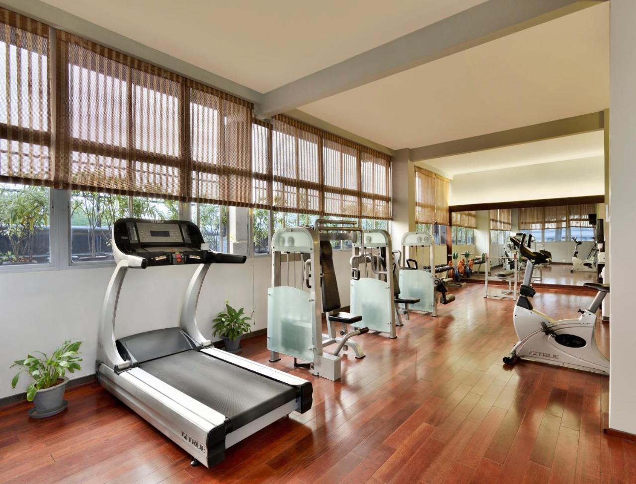 Radisson Blu Atria Bengaluru Bangalore Exterior foto The gym at the hotel