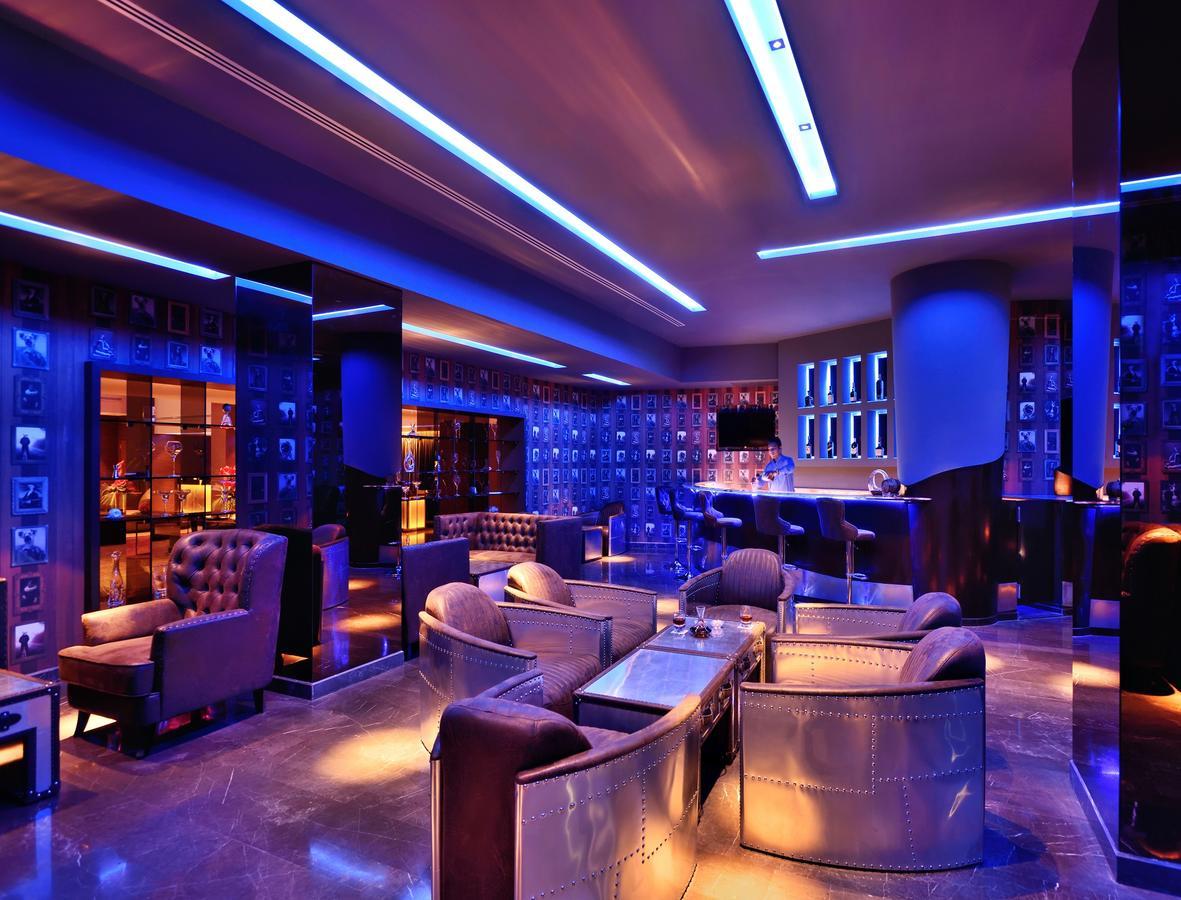 Radisson Blu Atria Bengaluru Bangalore Exterior foto The lounge at the airport