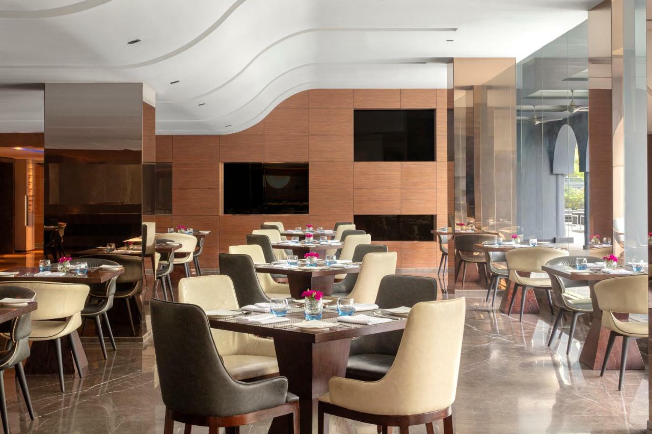 Radisson Blu Atria Bengaluru Bangalore Exterior foto The restaurant
