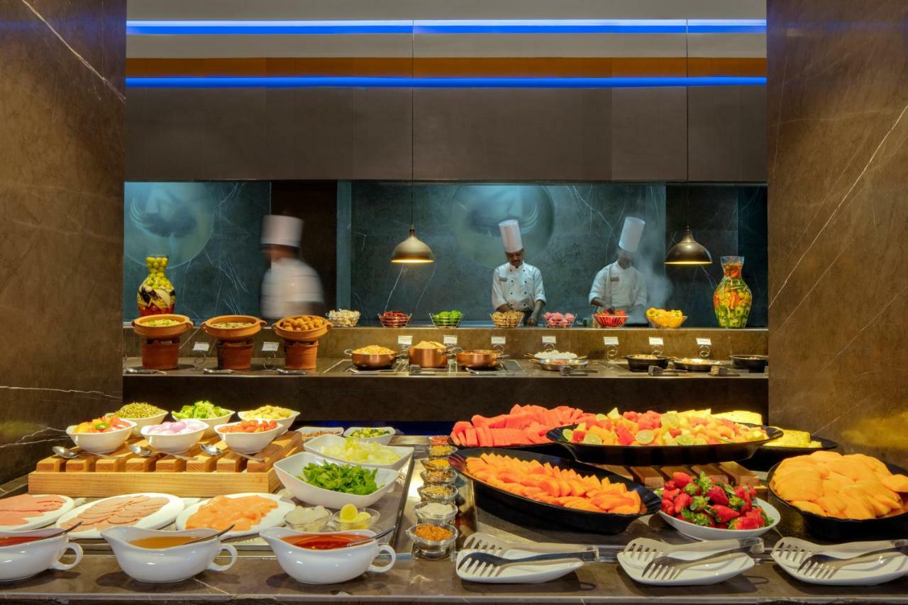 Radisson Blu Atria Bengaluru Bangalore Exterior foto A buffet at a hotel