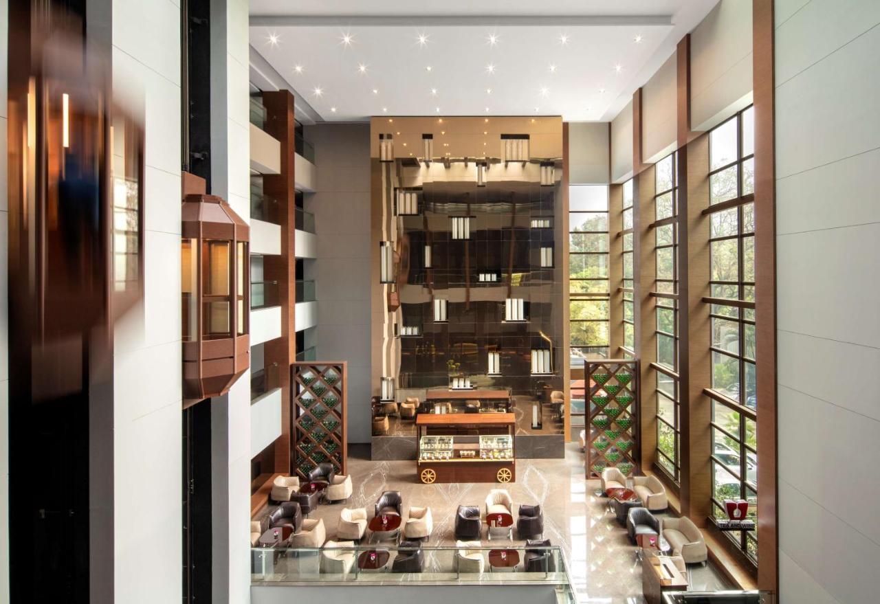 Radisson Blu Atria Bengaluru Bangalore Exterior foto The lobby of the hotel
