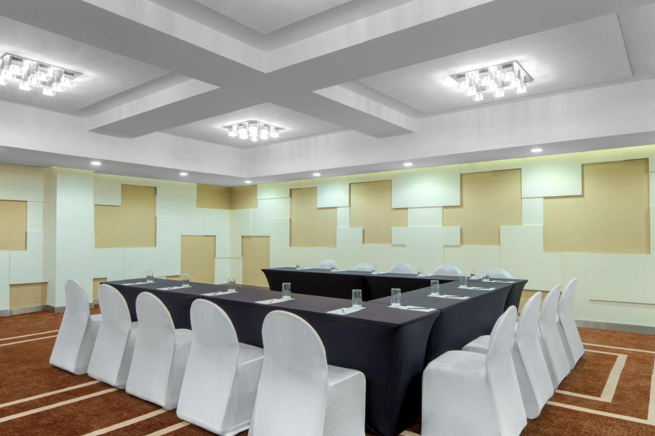 Radisson Blu Atria Bengaluru Bangalore Exterior foto U-shaped table layout