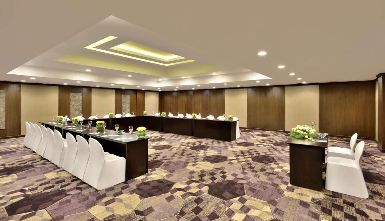 Radisson Blu Atria Bengaluru Bangalore Exterior foto Meeting room
