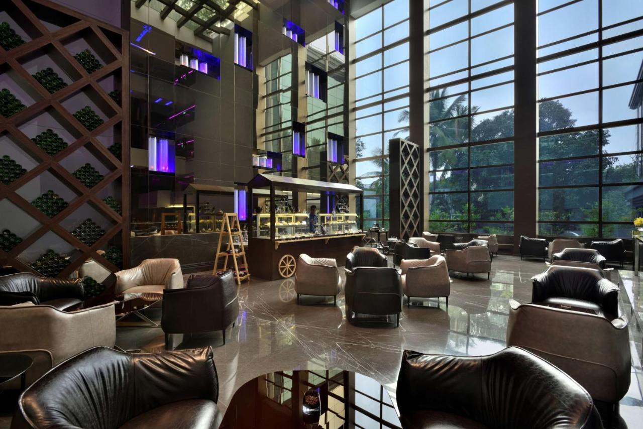 Radisson Blu Atria Bengaluru Bangalore Exterior foto The lounge at the airport
